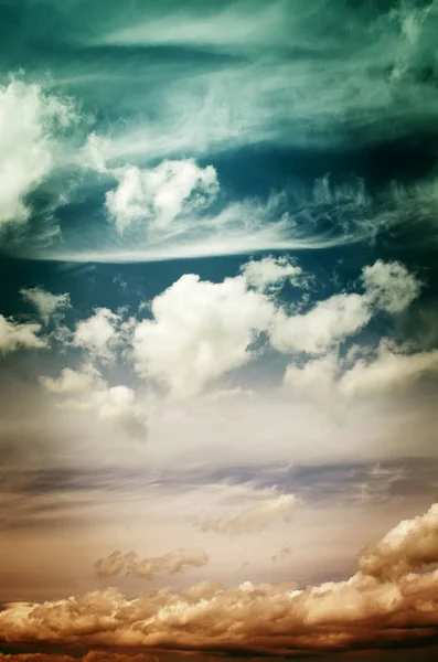 Туман и облака в вечернем небе — стоковое фото