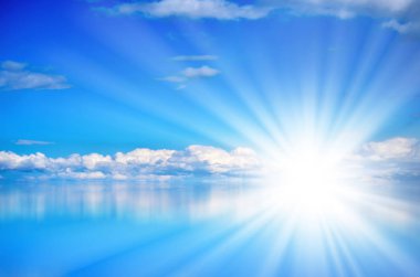 Mavi deniz üzerinde beyaz günbatımı