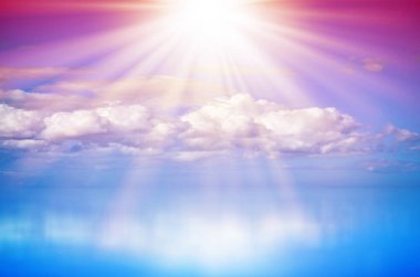 Beyaz bulutlar ve güneş mavi deniz üzerinde