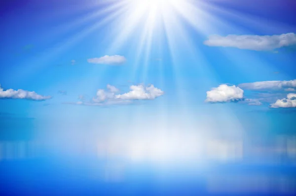 Nubes blancas y rayos de sol sobre el mar azul —  Fotos de Stock