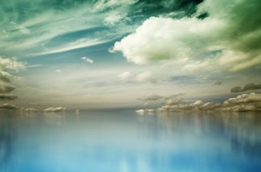 Beyaz bulutların üzerinde mavi deniz