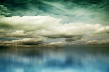 Beyaz bulutların üzerinde mavi deniz