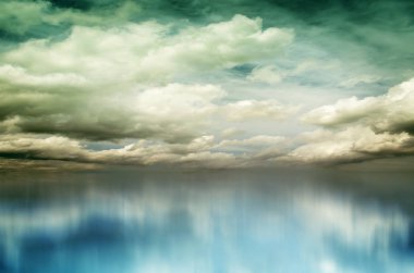 Beyaz bulutların üzerinde mavi deniz