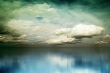 Beyaz bulutların üzerinde mavi deniz