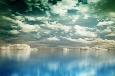 Beyaz bulutların üzerinde mavi deniz