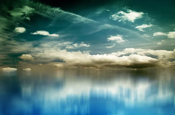 Witte wolken over de blauwe zee — Stockfoto