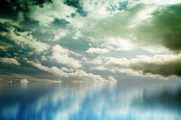 Weiße Wolken über blauem Meer — Stockfoto