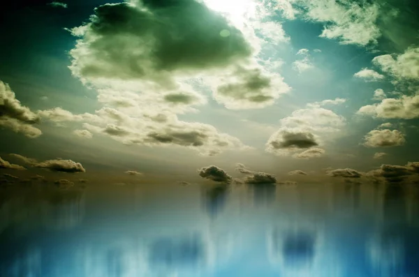 Nuvole bianche sul mare blu — Foto Stock