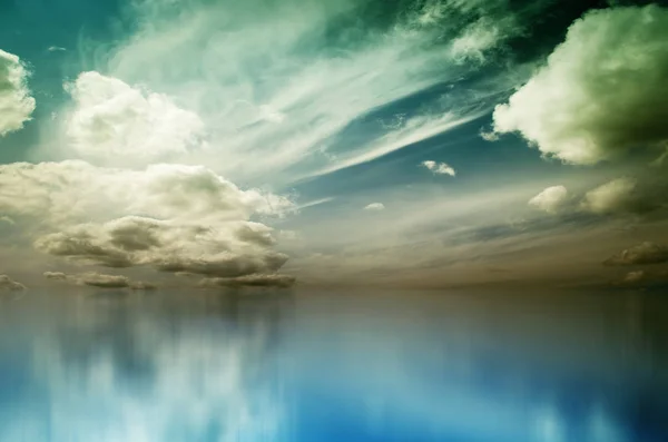 Witte wolken over de blauwe zee — Stockfoto