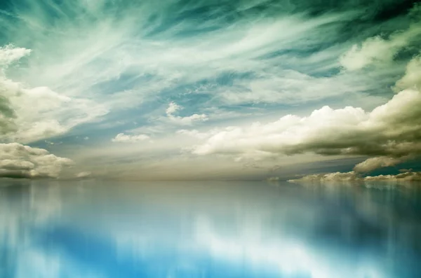White Clouds over Blue Sea — Stock Photo, Image