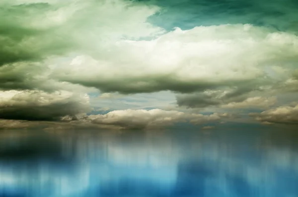 Nuvens brancas sobre o mar azul — Fotografia de Stock