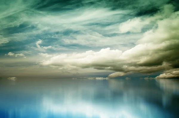 White Clouds over Blue Sea — Stock Photo, Image