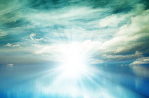 Mavi gökyüzünde parlak günbatımı — Stok fotoğraf