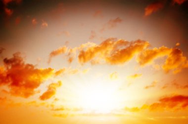 deniz üzerinde kırmızı günbatımı