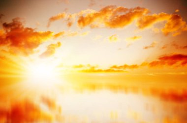 deniz üzerinde kırmızı günbatımı