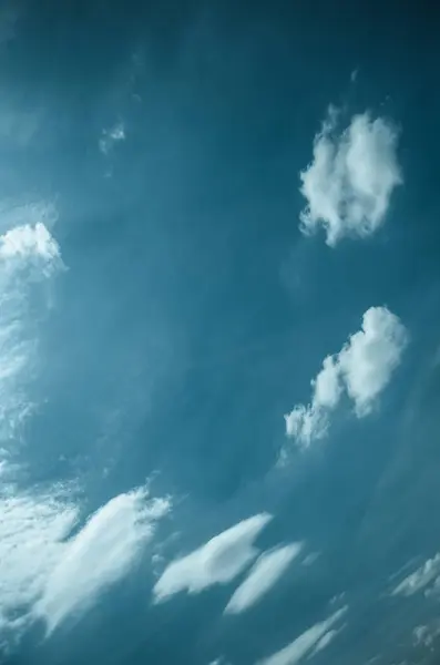 Gesättigte Wolken am blauen Himmel — Stockfoto