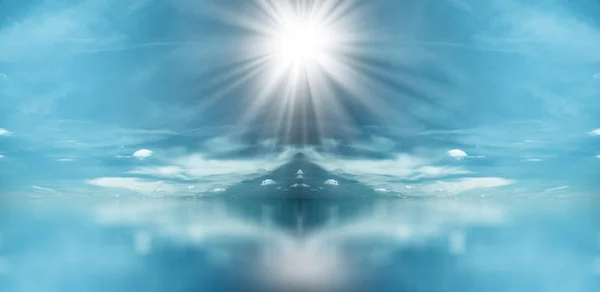 Pôr do sol branco sobre o mar azul — Fotografia de Stock