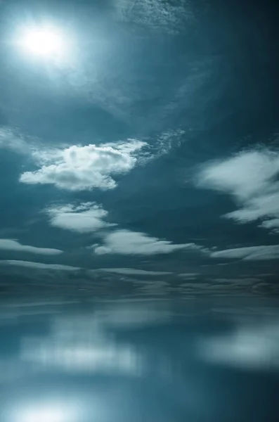 Λευκό ηλιοβασίλεμα πάνω από το μπλε χρώμα της θάλασσας — Φωτογραφία Αρχείου
