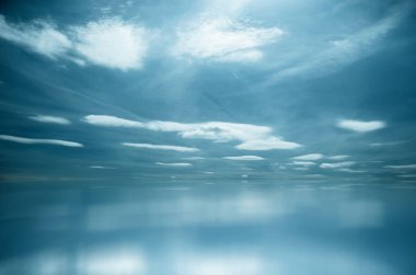 Beyaz bulutların üzerinde mavi deniz