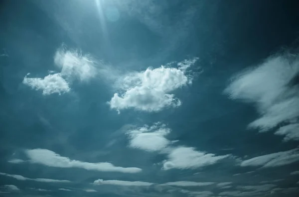 Verzadigde wolken in de blauwe hemel — Stockfoto