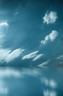 Beyaz bulutların üzerinde mavi deniz