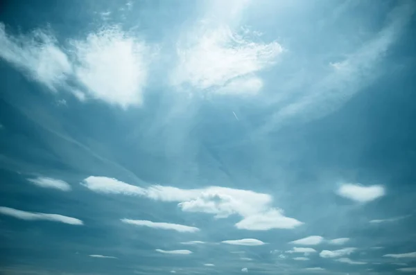 Nuvens saturadas no céu azul — Fotografia de Stock