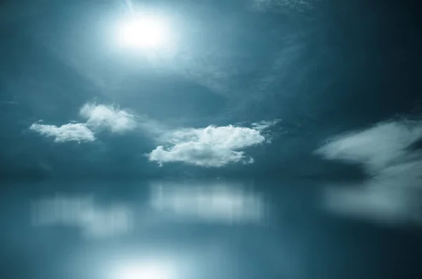 Pôr do sol branco sobre o mar azul — Fotografia de Stock