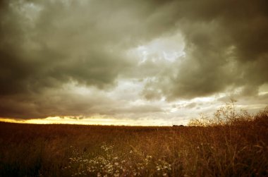 Kara fırtına bulutları