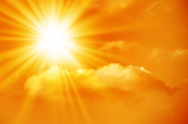 Parlak güneşin turuncu gökyüzü altında