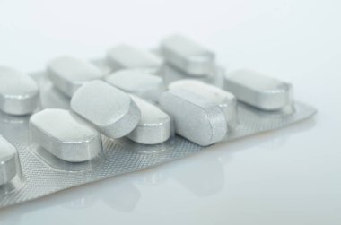 Beyaz tıp antibiyotik ilaç tablet.