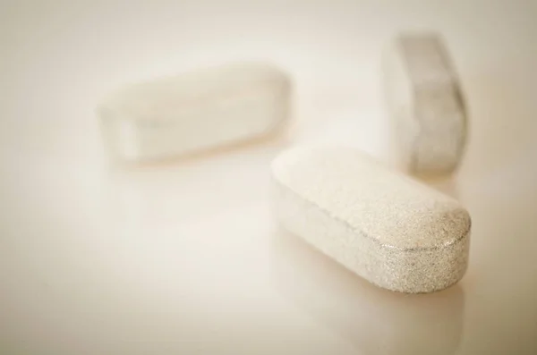 Weiße Medizin Tabletten Antibiotika-Pillen. — Stockfoto