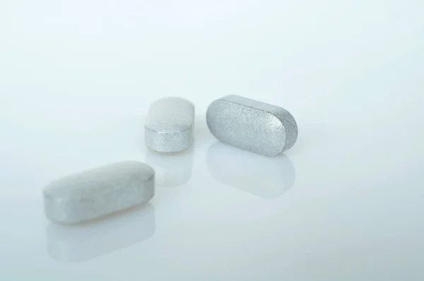 Weiße Medizin Tabletten Antibiotika-Pillen. — Stockfoto