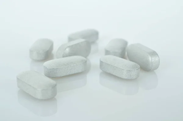 Witte geneeskunde tabletten antibiotica pillen. — Stockfoto