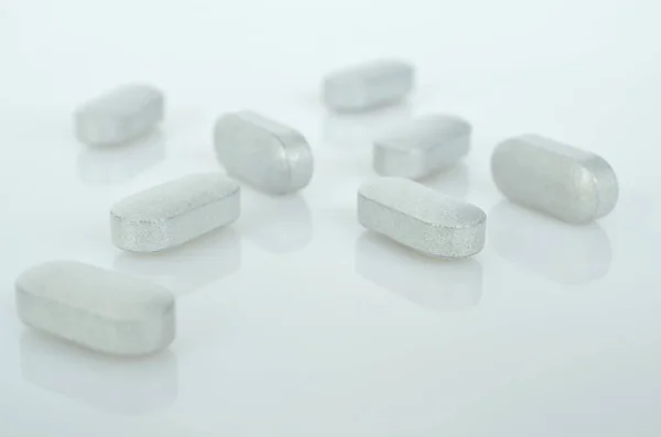 Witte geneeskunde tabletten antibiotica pillen. — Stockfoto