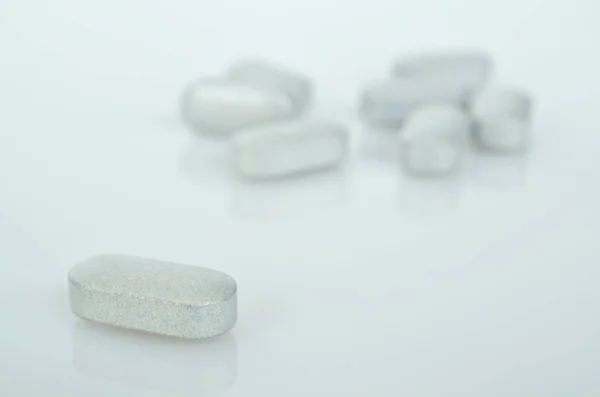 Weiße Medizin Tabletten Antibiotika-Pillen. — Stockfoto