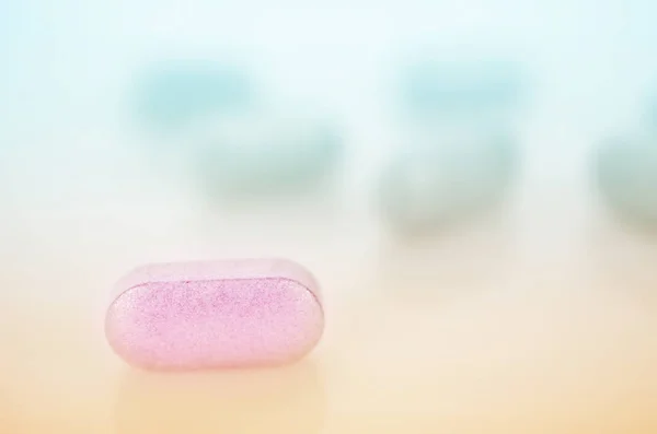 Comprimés de médecine rose pilules antibiotiques . — Photo
