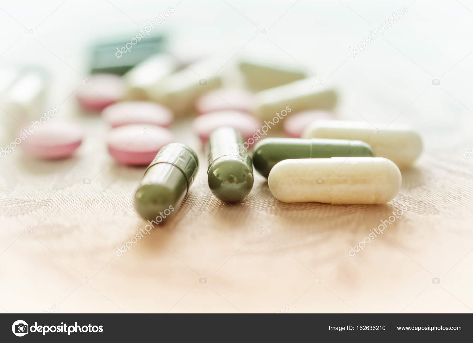 Зеленые антибиотики. Таблетки на зелёном фоне. Таблетки бело зеленые. Зеленые капсулы таблетки психотропные. Бело зеленые капсулы лекарство психотропное.