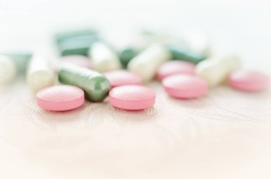 Pembe, beyaz ve yeşil hap tablet ilaç