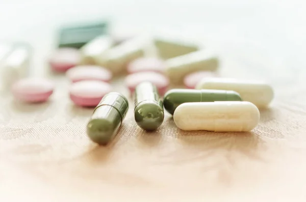Rosa, vita och gröna piller tabletter medicin Stockbild