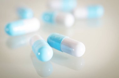 Mavi ve beyaz tıbbi kapsül
