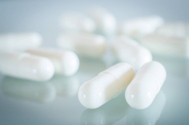 Beyaz tıp kapsül yalan yansıtma yüzeyi