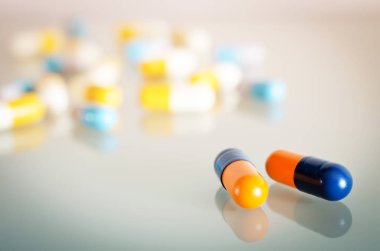 Çok renkli tıbbi kapsül