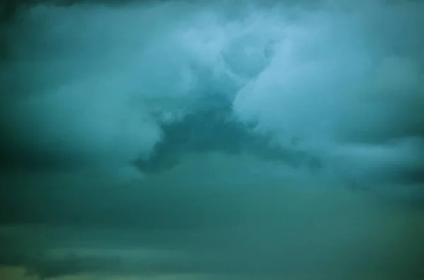 黒い雨の雲 — ストック写真