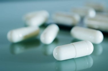 Beyaz tıp kapsül yalan yansıtma yüzeyi