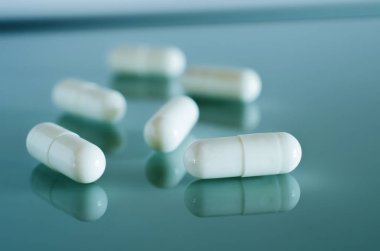 Beyaz tıp kapsül yalan yansıtma yüzeyi