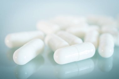 Beyaz tıp kapsül yalan yansıtma yüzeyi