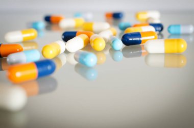 Çok renkli tıbbi kapsül