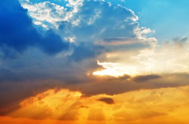 Akşam gökyüzü üzerinde renkli günbatımı