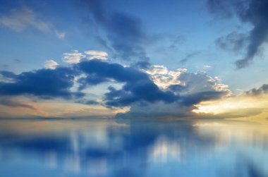 Denizin üzerinde renkli gün batımı