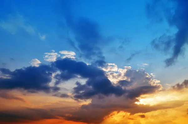 Akşam gökyüzü üzerinde renkli günbatımı — Stok fotoğraf